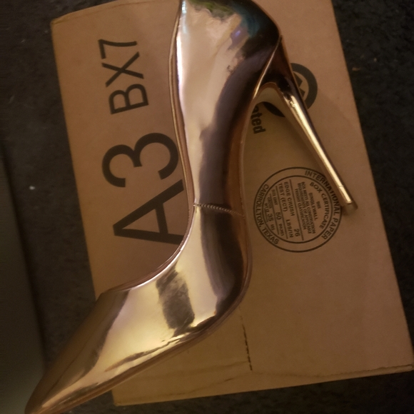 Steve Madden - Picture 1 of 2